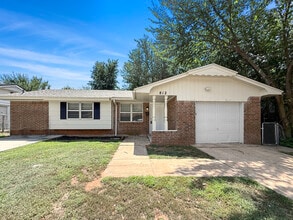 Building Photo - 812 Meadowridge Dr