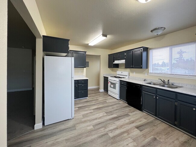 Kitchen - 1553 Reasor Rd
