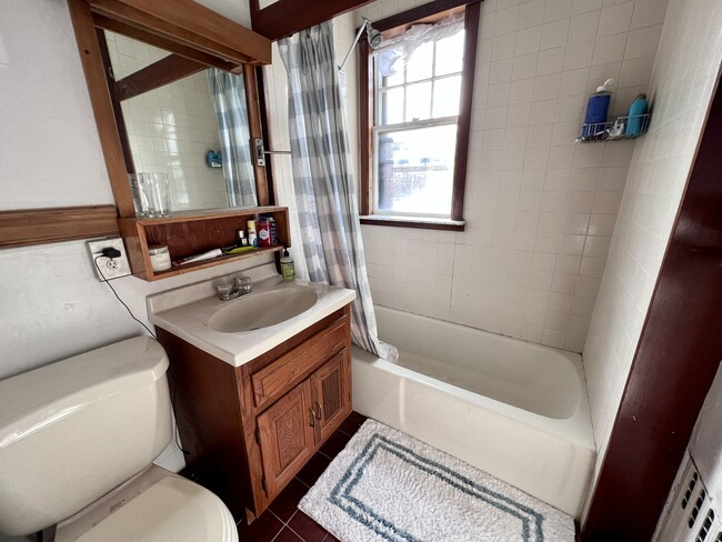 Building Photo - 34 Ash St