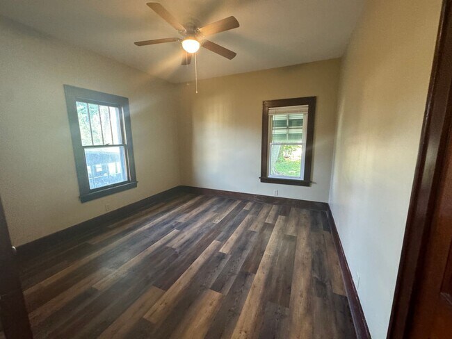 Foto del edificio - Updated 2 Bedroom Home in Moline | Fenced Yard | Central Air | Dishwasher