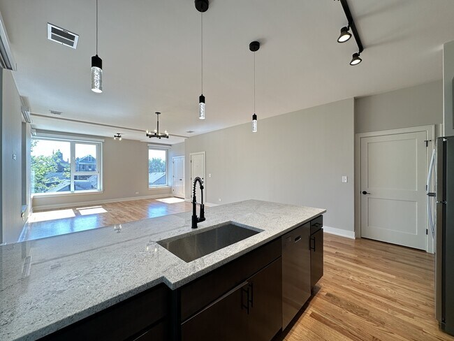 Foto del edificio - 2100 W 18th Pl