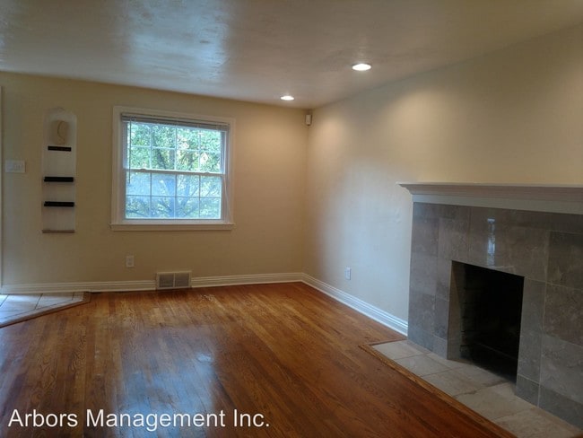 Building Photo - 3 br, 2.5 bath House - 1273 Cedar Blvd
