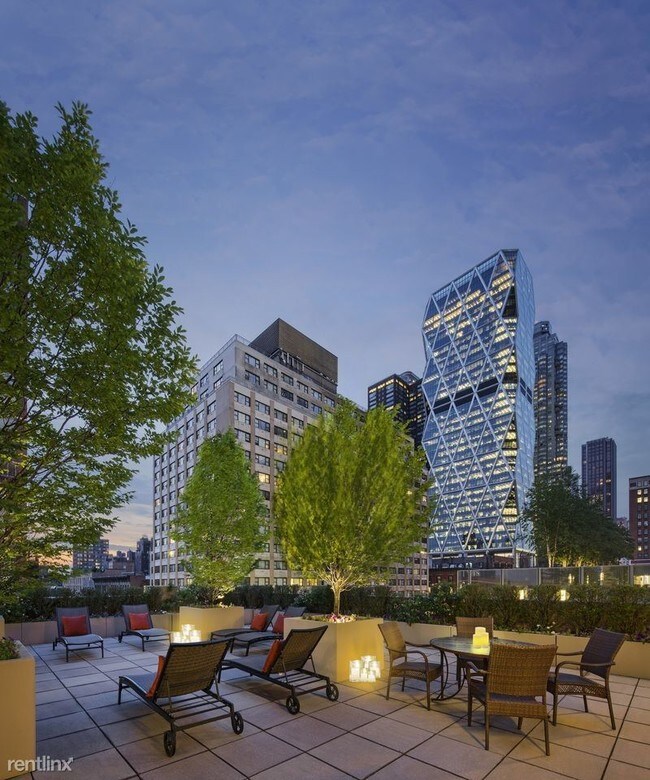 Building Photo - 260 W 54th St