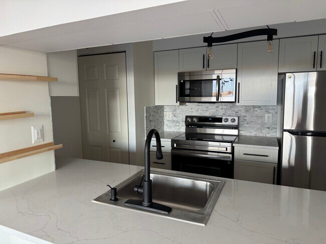 Building Photo - 10101 Grosvenor Pl