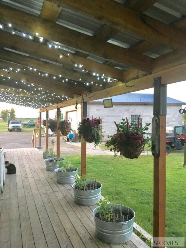Building Photo - 3 Bed/1 Bath Country Home in Sugar City
