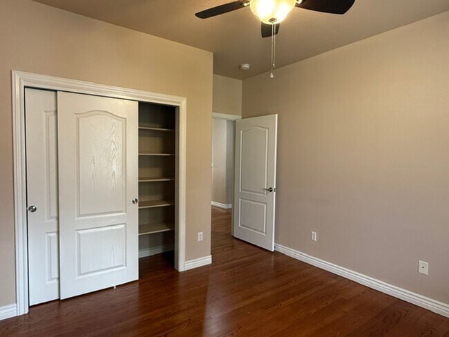 Foto del edificio - 400 Sterling Dr