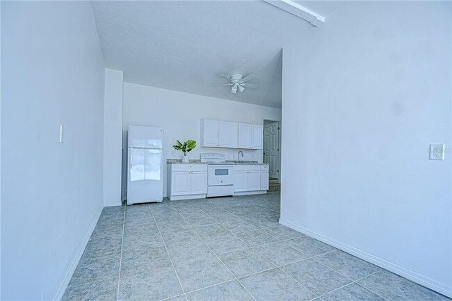 Building Photo - 150 E Madeira Ave