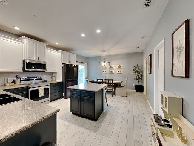 Foto del edificio - Coming Soon! Terrific two-story home in the Twin Mills Addition!