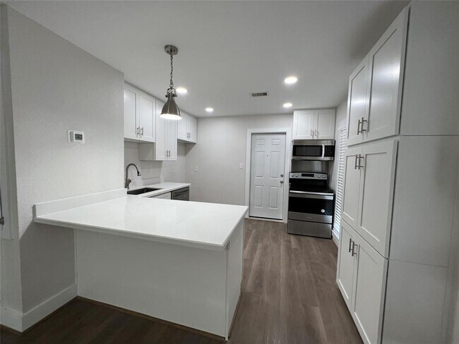 Building Photo - 322 Azalea St