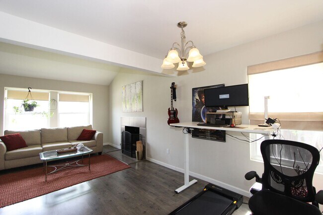 Foto del edificio - 4 Bedroom 2 Bathroom Home  - Move in special