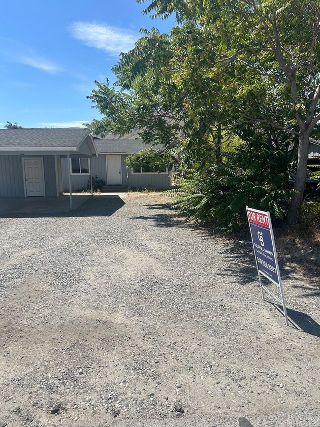 Building Photo - Beautiful 2 bedroom 1 bathroom