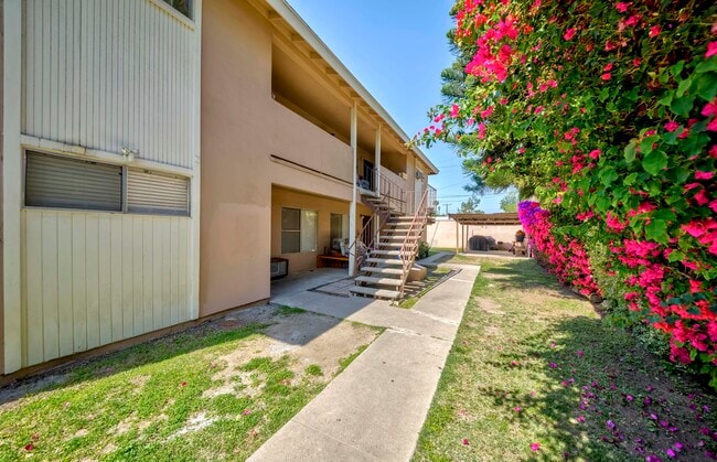 Building Photo - 1381 Burwood St