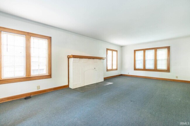 Building Photo - 219 E 8th St