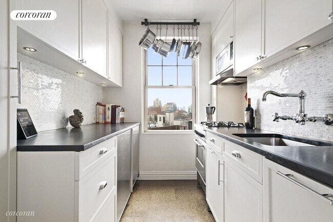 Foto del edificio - 302 W 12th St