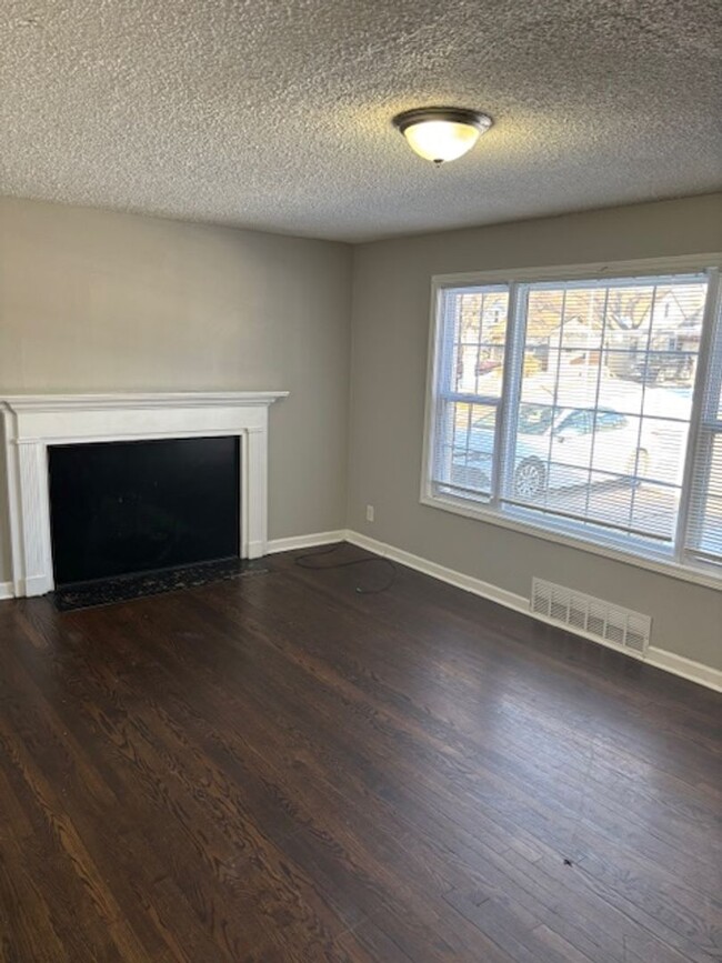 Building Photo - !!MOVE IN SPECIAL!! AVAILABLE NOW! 3 Bed 1...