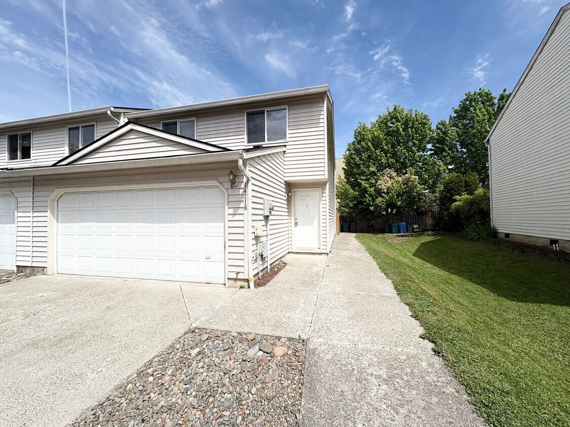 Foto principal - Spacious 3 bed 2.5 Bath Townhome in Cascad...