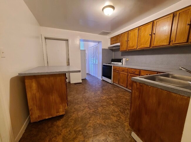 Foto del edificio - 1235 N Artesian Ave