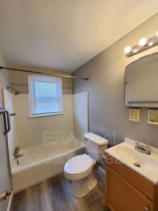 Building Photo - 2815 Vanderberg Ave
