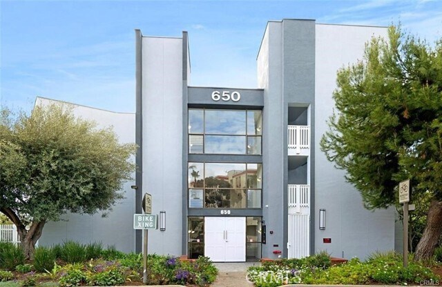 Building Photo - 650 The Village