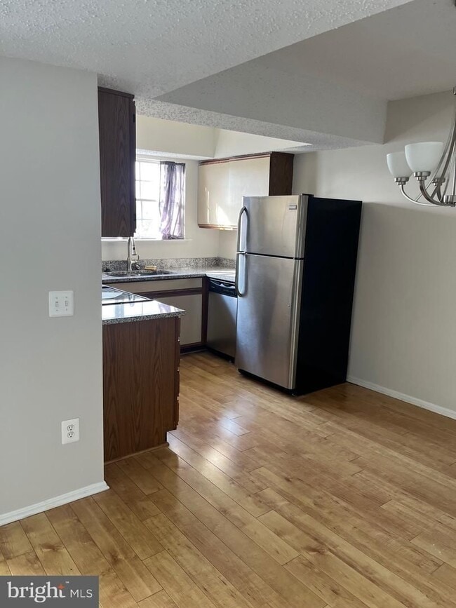 Building Photo - Top Floor, 2 BR Condo at Fox Chapel