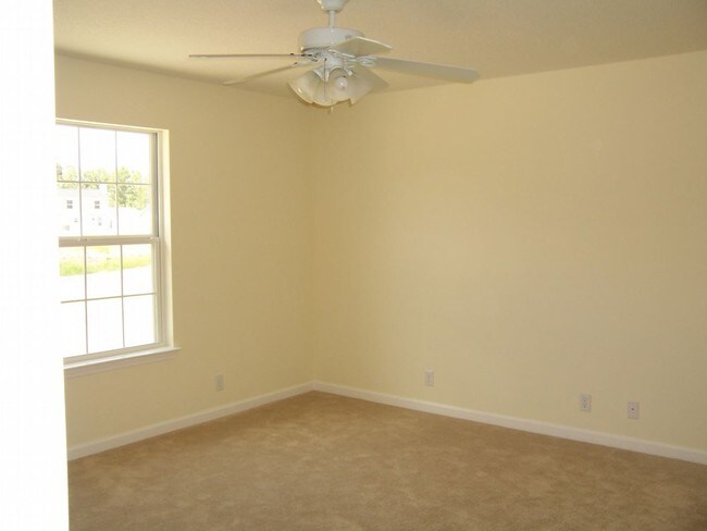 Building Photo - 4 bedroom/2 bath in Lake Victoria