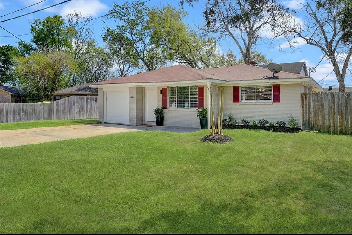 Primary Photo - 334 Pennington Dr