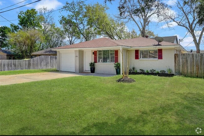 Building Photo - 334 Pennington Dr