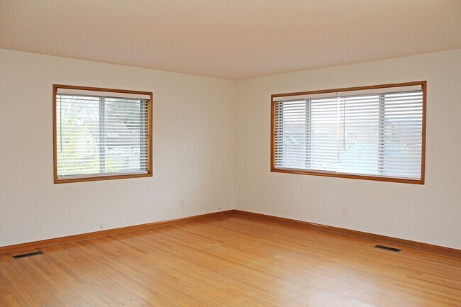 Building Photo - Fab 3+ Bed 2 Bath Mid-Century Home in Hopp...