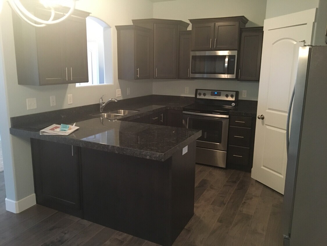 Primary Photo - 3 Bed 2 Bath Condo with Garage
