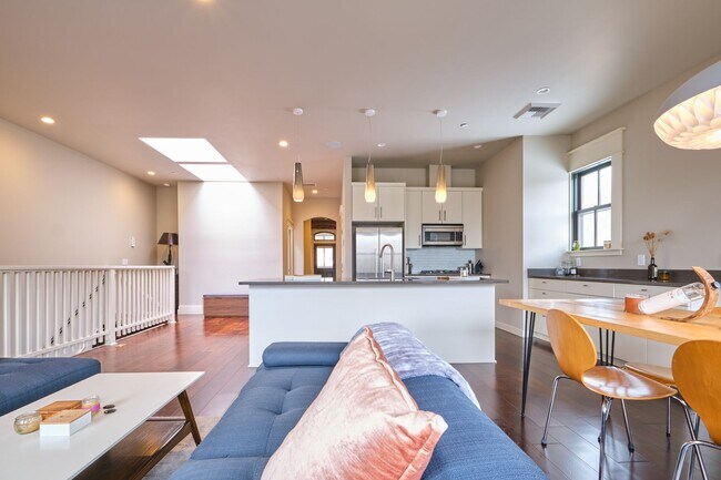Building Photo - Furnished 2 Bdrm/2 Bath Condo in the Heart of Downtown Ashland!