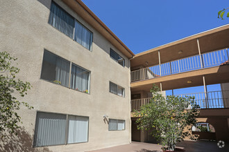 Villa California Apartments photo'