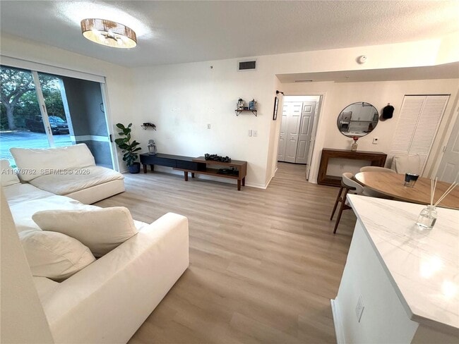 Foto del edificio - 6851 SW 44th St