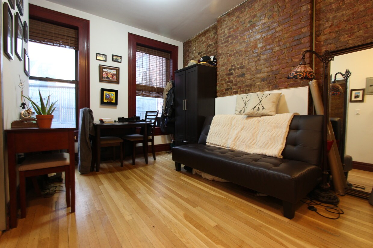 Primary Photo - 1095 2nd Ave