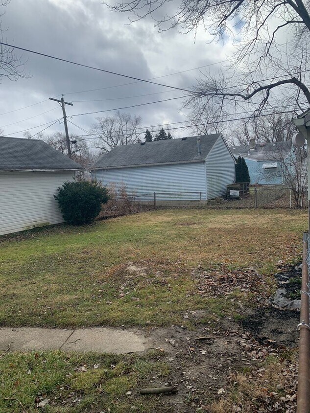 Foto principal - 3 Bedroom home in great neighborhood!