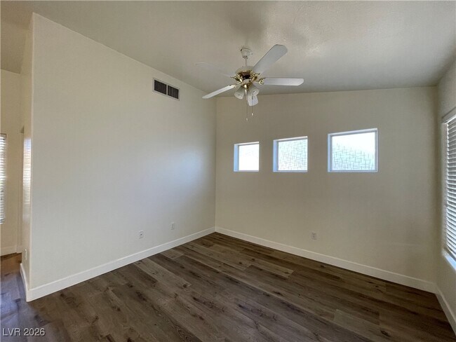 Foto del edificio - 10617 Mission Lakes Ave