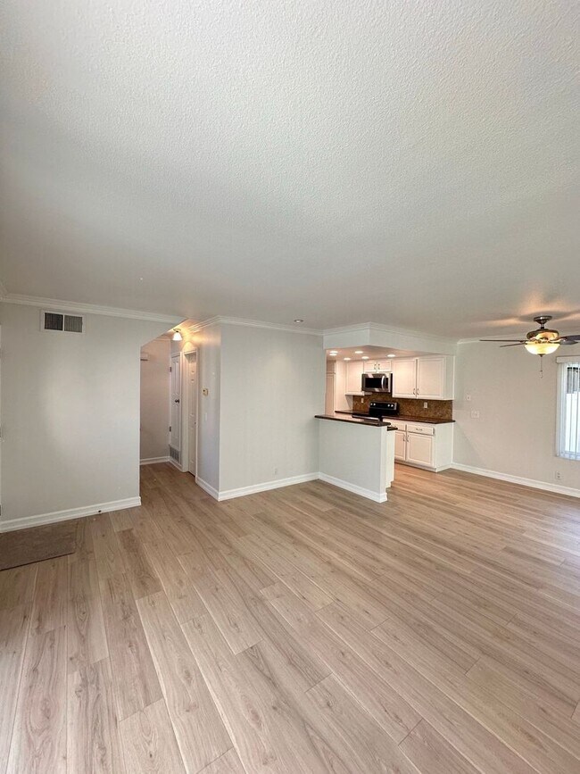 Building Photo - 3 Bedroom Tustin Condo - Recently Renovate...