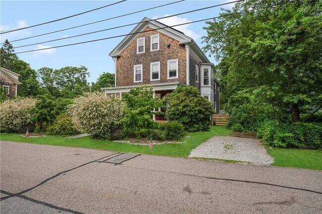 Foto del edificio - 96 Alfred Drowne Rd