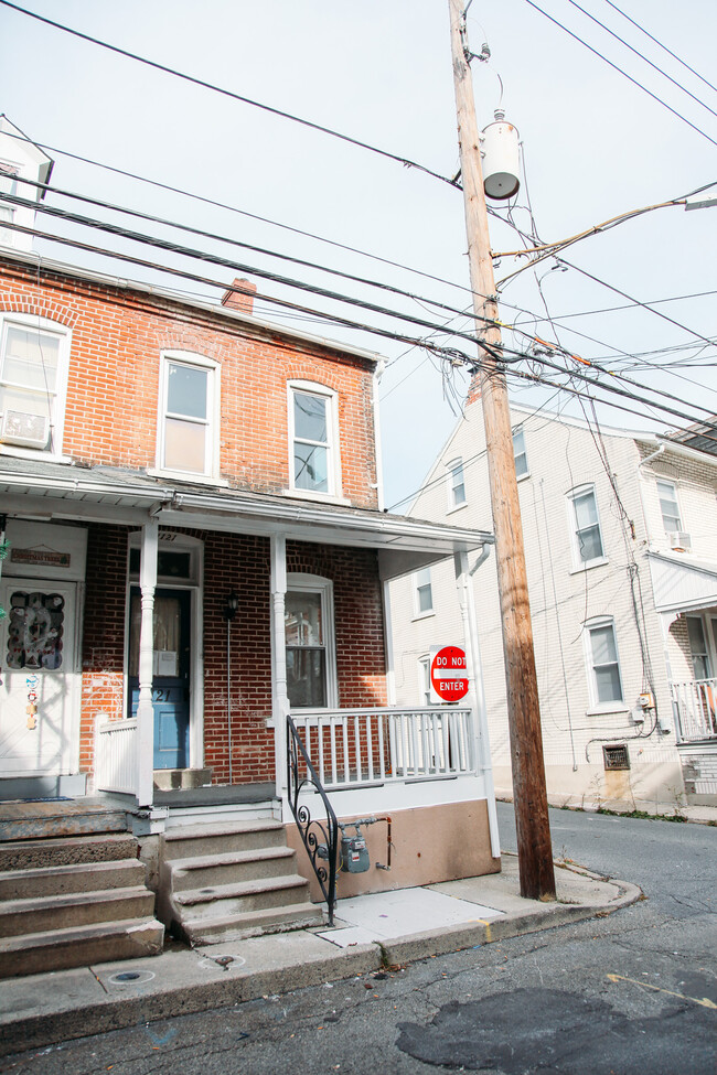 Building Photo - 1121 W Maple St