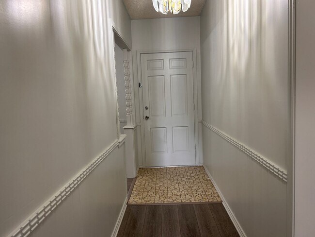 Foto del edificio - Freshly updated 3/2/2 close to shopping an...