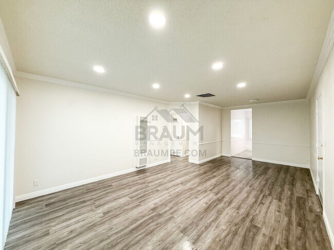 Foto del edificio - 5917 Laurel Canyon Blvd