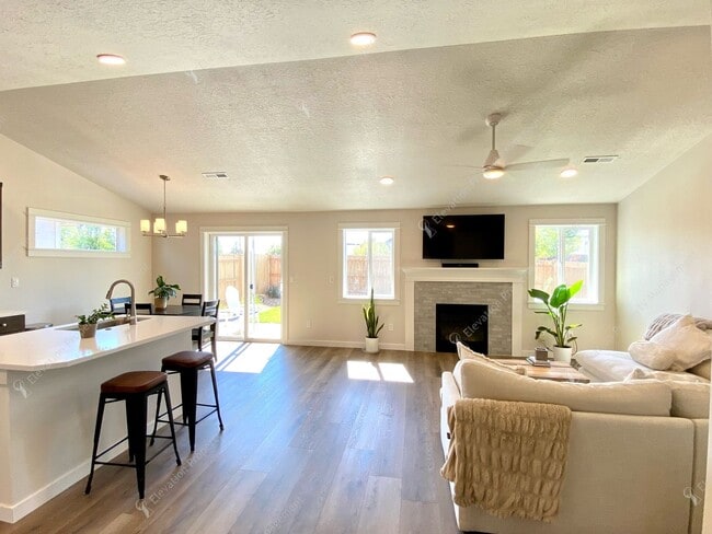 Building Photo - Modern Comfort in Northwest Redmond