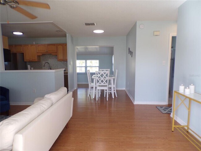 Foto del edificio - 22308 Laramore Ave