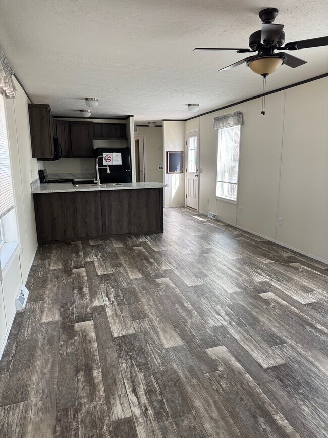 Foto del edificio - 7 Saratoga Dr