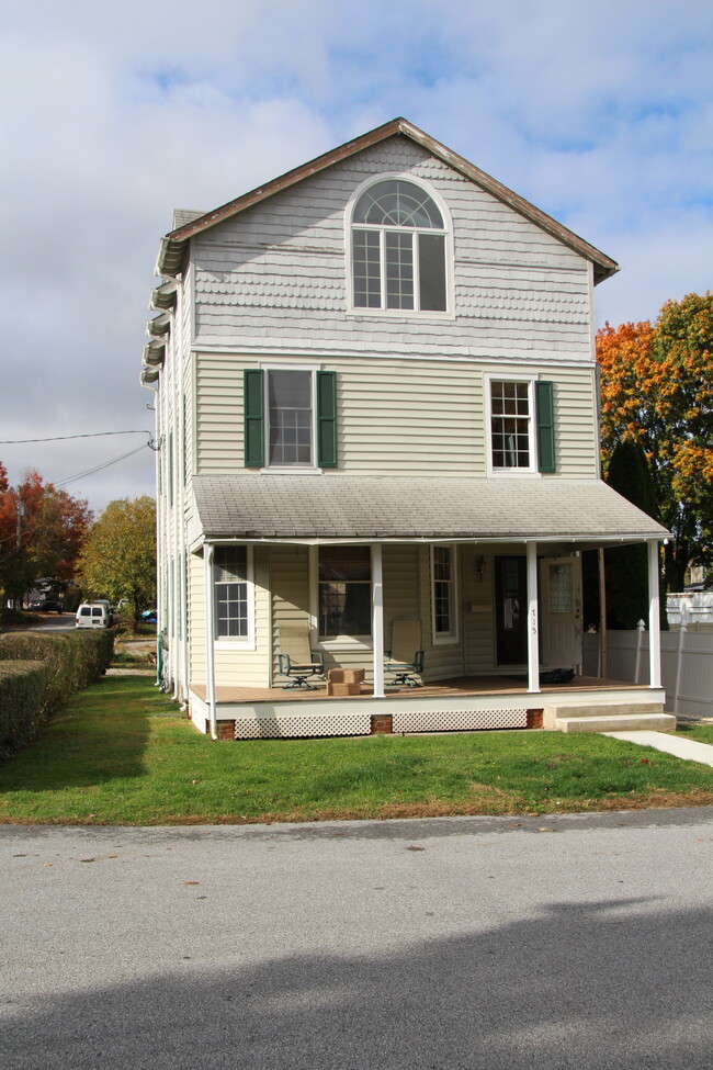 Building Photo - 715 Berwyn Ave