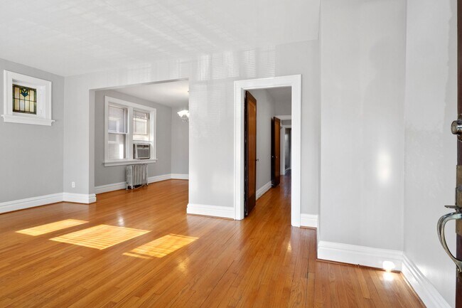 Foto del edificio - 4955 Tholozan Ave