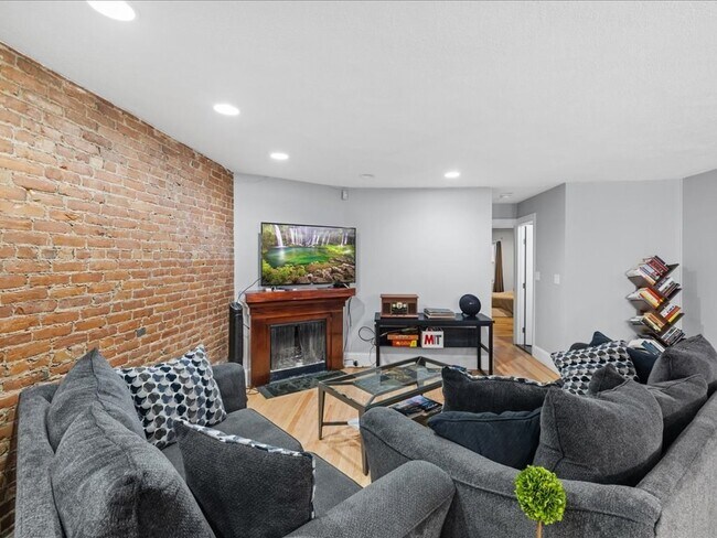 Building Photo - 407 Marlborough St