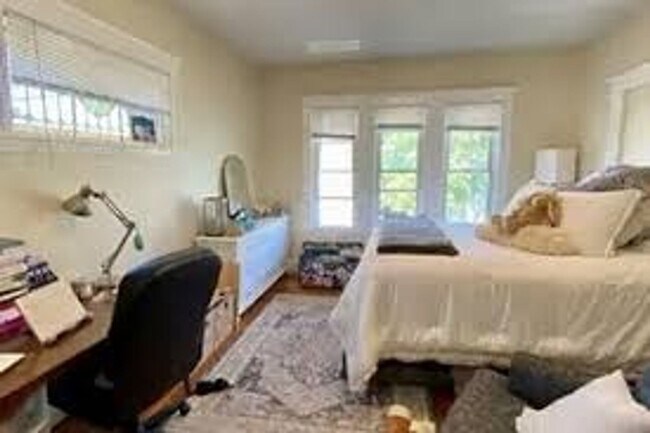 Building Photo - No Brokers Fee Unit on Cleveland Circle, Eat-in Kitchen, Big Bedrooms, Steps from the T Stop, Par...