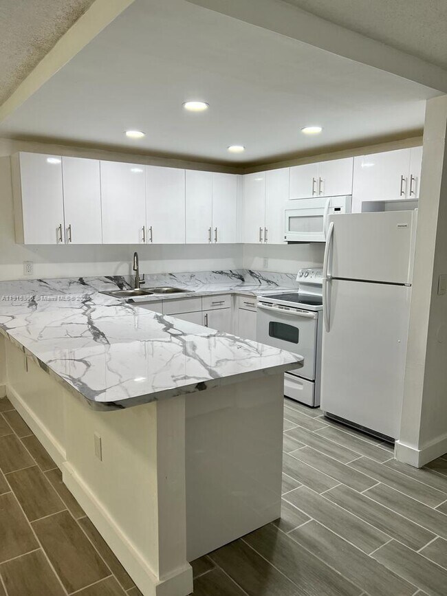 Foto del edificio - 6940 Miami Gardens Dr