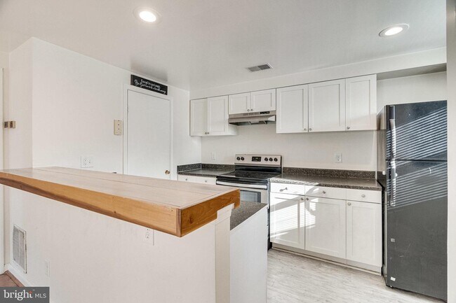 Building Photo - 4418 Pembrook Village Dr