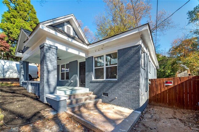 Building Photo - 944 Woodland Ave SE